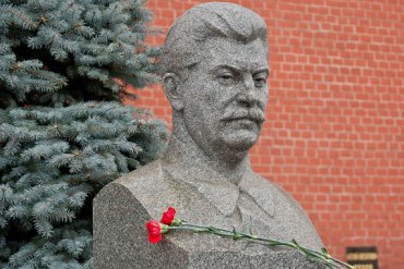 Опрос: Россияне все сильнее любят Сталина, но жить хотят при Путине