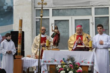 Пасхальное богослужение в Севастополе прошло на ступеньках закрытого католического храма