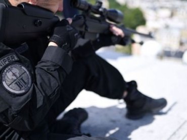 Снайпер открыл стрельбу во время выступления Олланда в Париже