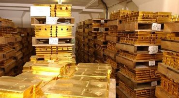 Запасы золота российских банков рухнули в два раза