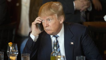 Конгрессмены США требуют отнять у Трампа мобильный