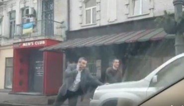 Виталий Кличко затолкал чужое «сбежавшее» авто на парковку