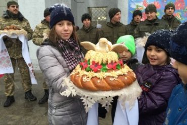 На Донетчине украинским бойцам подарили «Каравай Мира»