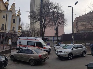 Автомайдан заблокировал выезды из суда, чтобы не выпустить Насирова