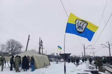 Участники блокады начали останавливать грузовые поезда из России