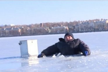 Прежде чем провалиться под лед, российский рыбак успел завернуть паспорт в полиэтилен
