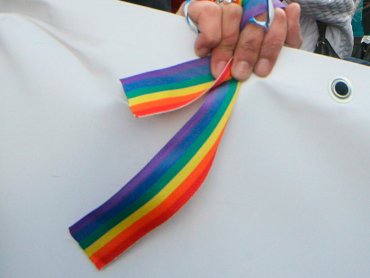 В российском городе разрушили стелу, к которой прикасались геи