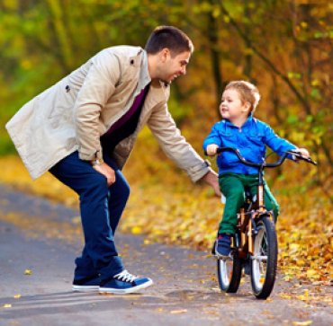 Как научить ребенка ездить на велосипеде?