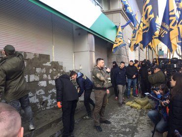 «Азов» замуровал вход в главный офис российского Сбербанка