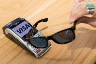 Visa выпустила солнечные очки для бесконтактной оплаты