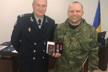 Порошенко наградил полицейского, который участвовал в стычке с Парасюком