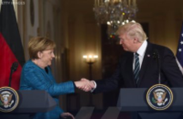 Трампа долго уговаривали пожать руку Меркель