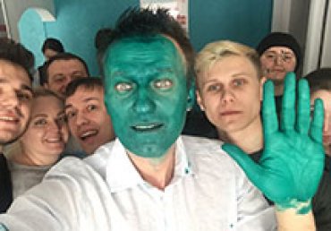 Навального облили зеленкой на открытии избирательного штаба