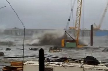 На стройке Керченского моста шторм снес защиту от шторма