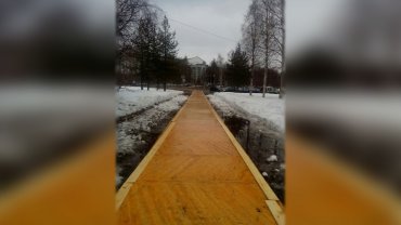 В России начали закладывать тротуары паркетом