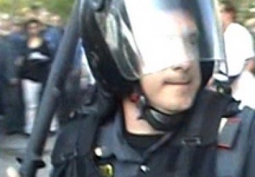 Побитый на акции протеста в Москве полицейский получит квартиру