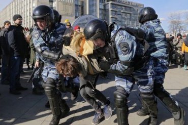 Депутат Госдумы объяснил участие школьников в акциях протеста… порнофильмами