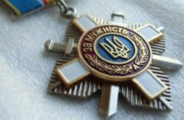 Сестра погибшего десантника вернула Порошенко орден брата в знак протеста