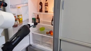 Робота научили приносить пиво из холодильника