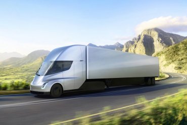 Электрический грузовик Tesla Semi впервые на скоростном шоссе
