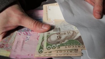 Украинцы массово получают зарплаты в конвертах: почему люди отказываются от «белых» доходов