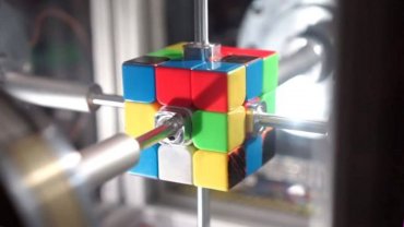 Они уже умнее нас: робот собрал кубик Рубика за 0,38 секунды