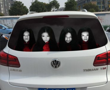 В Китае придумали стикеры на машины, чтобы проучить любителей ослеплять дальним светом