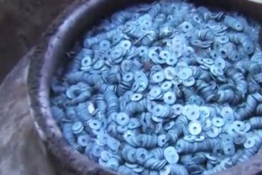 В Японии нашли крупнейший клад в истории: Наполненный монетами глиняный кувшин