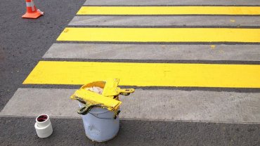 В России на дороги нанесут жовто-блакитную разметку