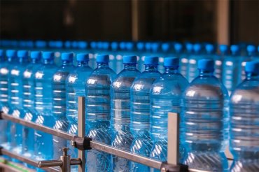 Ученые выяснили, сколько в бутылированной воде пластика