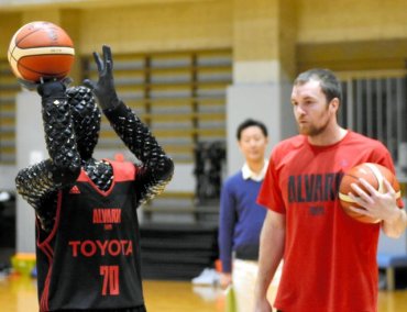 В Японии создали робота-баскетболиста, что побеждает спортсменов-людей