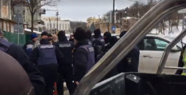 Полиция заблокировала участников автопробега к дому Порошенко