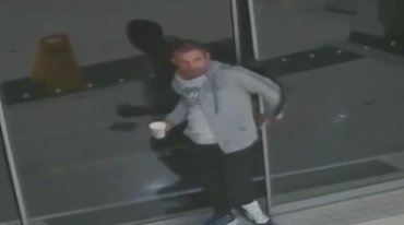 Австралиец застрял в двери магазина во время ограбления