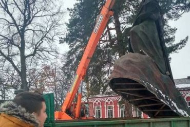В Боярке демонтировали памятник Павке Корчагину