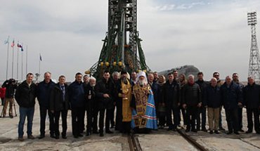Митрополит РПЦ освятил ракету с космонавтами перед полетом