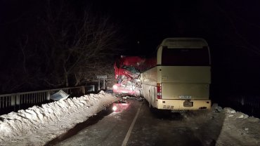 Эксперты ищут неисправности в тягаче из Сербии, который протаранил автобус в Черниговской области