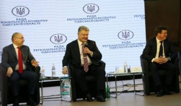 Соцсети обсуждают пятилитровый бутыль у ног Порошенко