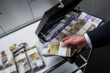 В Украине вовсю моют деньги, чтобы заполнить декларации известным людям