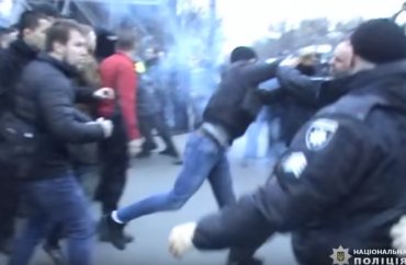 Активисты выгнали Порошенко из Черкасс и избили генерала МВД