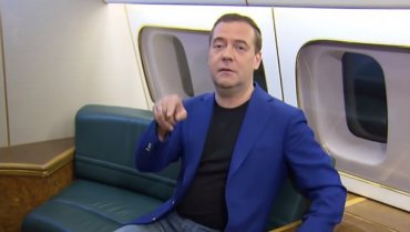 В сети смеются со странной восьмерки Медведева