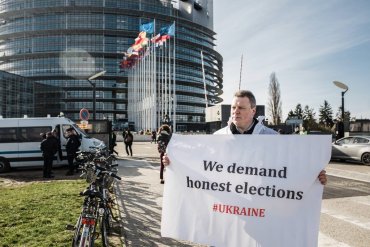 Под стенами Европарламента требовали честных выборов в Украине