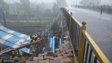В Индии рухнул пешеходный мост