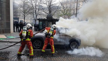В Париже возобновились столкновения полиции с «желтыми жилетами»