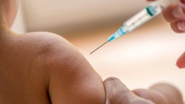 «Нет вакцинации — нет школы». Как государства и корпорации борются с антипрививочниками