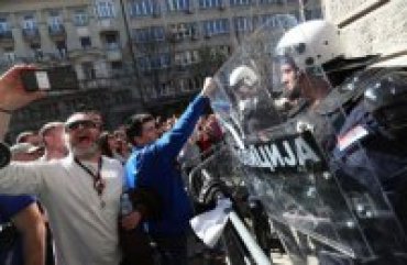 В Сербии протестующие окружили резиденцию президента
