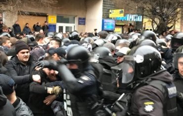 «Нацдружины» опять подрались с полицией перед митингом Порошенко