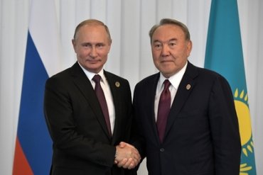 Назарбаев перед отставкой позвонил Путину