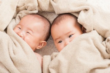 Китаянка родила близнецов от разных мужчин