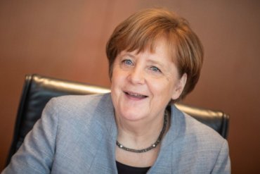 Без лишних деталей: новый образ Ангелы Меркель в светло-сером пиджаке