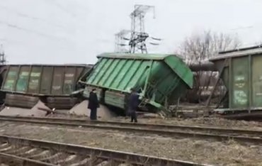 В Киеве сошел с рельс товарный поезд (ВИДЕО)